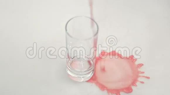 红色碳酸饮料倒入玻璃白色背景带红色饮料的玻璃视频的预览图