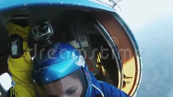 两个职业跳伞运动员一起从飞机上跳下来制服视频的预览图