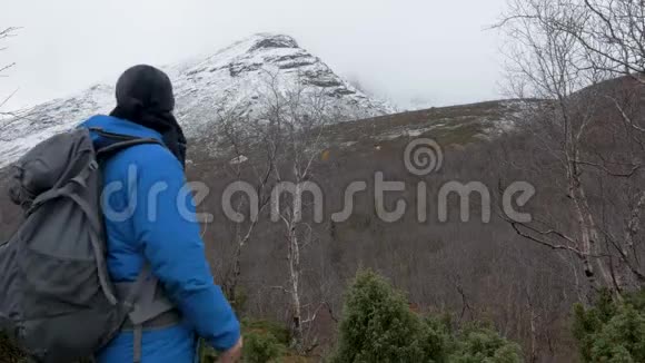 一个人徒步旅行停下来欣赏群山积极生活视频的预览图