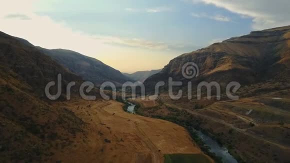 欧洲乔治亚州山谷的河流高加索山脉视频的预览图