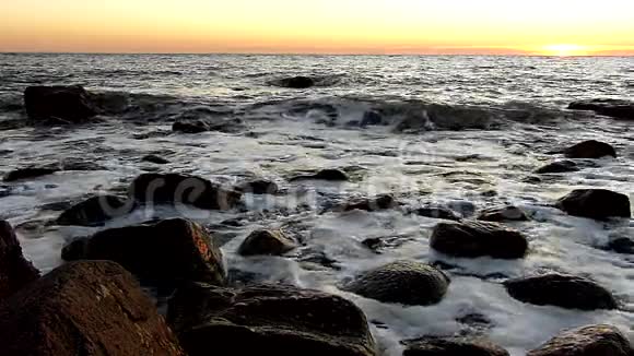 日落时的海浪高速视频的预览图