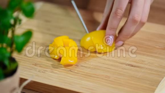 把罐装桃子切成木板视频的预览图
