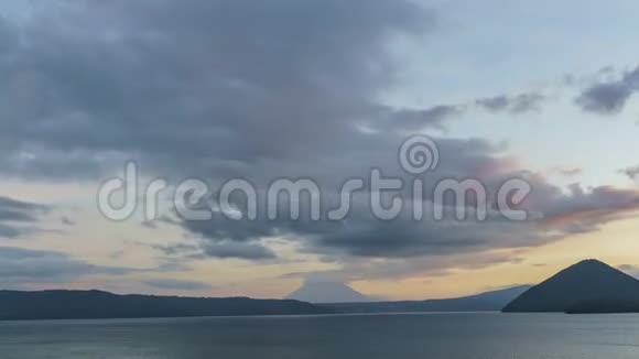 日落缩小著名的托亚湖与尤蒂山的运动时间推移视频的预览图