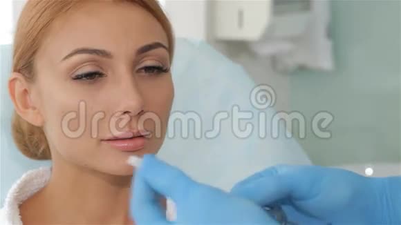 美容师给病人注射药物视频的预览图