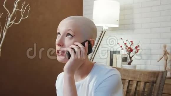 癌症幸存者快乐女士在电话里视频的预览图