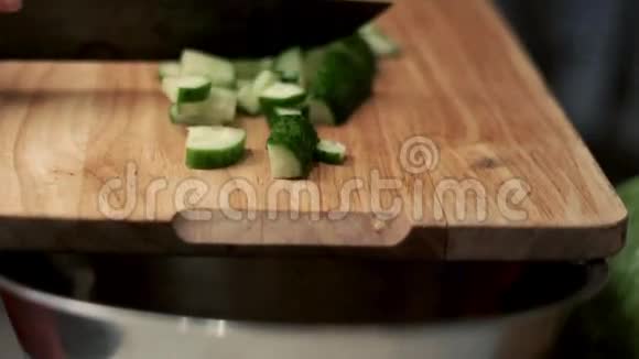刀用碗把切好的黄瓜从木板上推下来视频的预览图