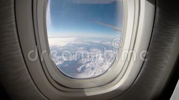 透过飞机窗云上的飞机翼HdUltra视频的预览图