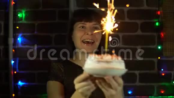美丽的女人独自庆祝她的生日视频的预览图