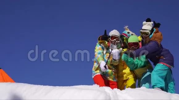 自拍短信冬季滑雪滑雪雪度假年轻白种人户外活动落基山度假胜地视频的预览图