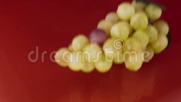 葡萄落在潮湿的桌子上视频的预览图