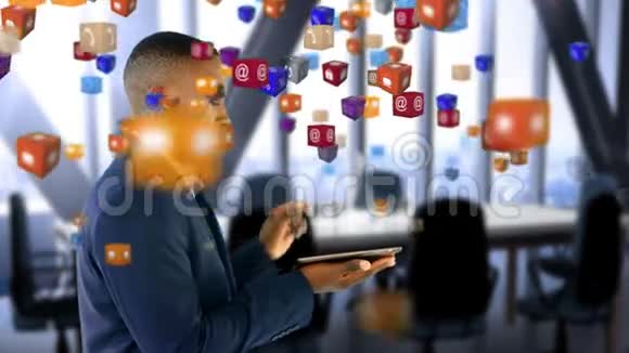 当人们在背景中使用平板电脑时五颜六色的立方体升起视频的预览图