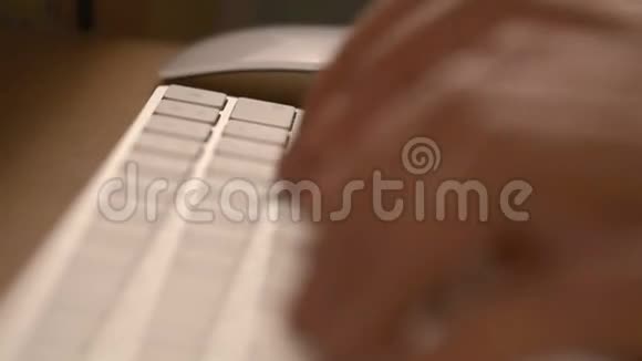 用两只手合上键盘上的书写视频的预览图