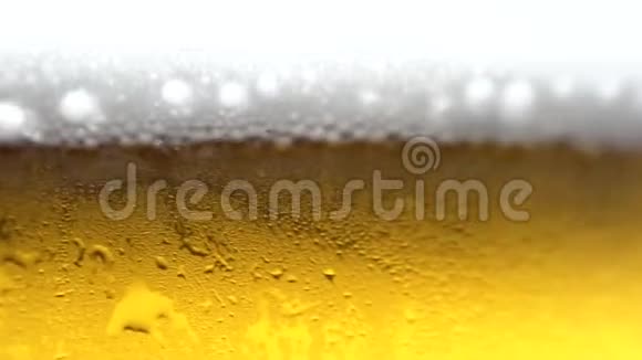 杯子里有新鲜的冷啤酒视频的预览图