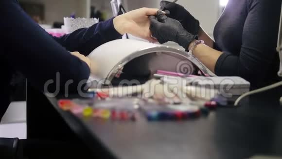 美容店的美容师医用面膜美容师涂指甲油视频的预览图