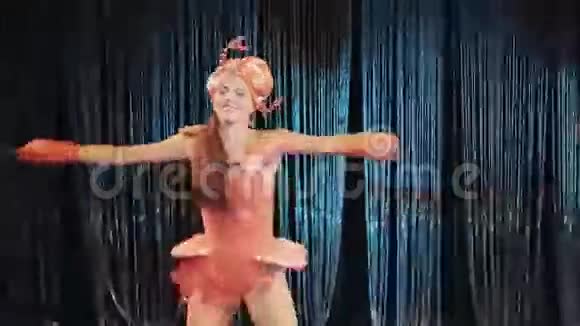 海上女郎主题红虾嘉年华服装现场舞蹈视频的预览图