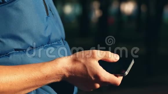 城市公园智能手机上的男性滚动和缩放屏幕视频的预览图