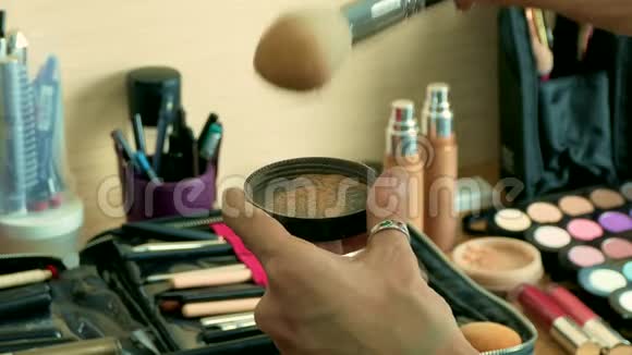化妆师把化妆刷装在一个大的专业套装里视频的预览图