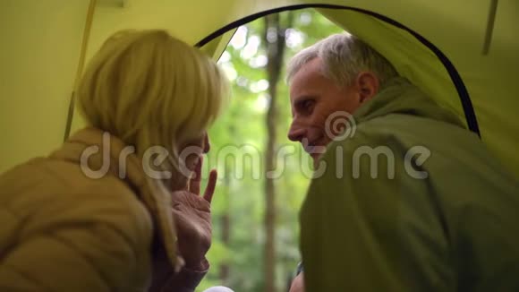一对正在帐篷里休息的老夫妇视频的预览图