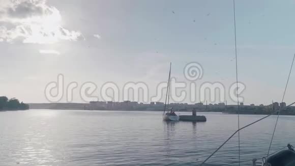 托利亚蒂鲁西亚中国保监会2017年7月两艘游艇在河水上的距离视频的预览图