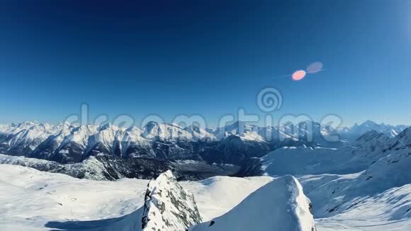 山峰雪冬景空观飞视频的预览图