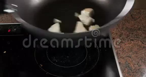 时间流逝烹制美味的西班牙海鲜饭贻贝王虾朗古斯汀黑线鳕视频的预览图