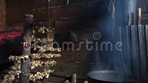 鲍奇尼蘑菇被室内明火干燥视频的预览图