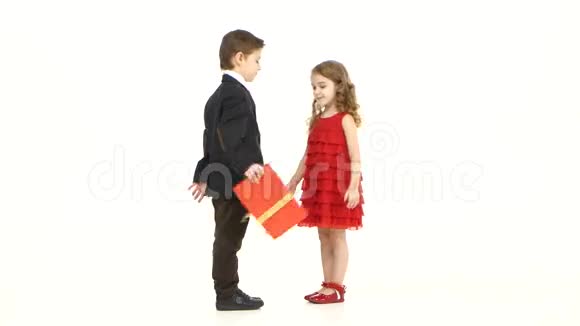 小男孩给了他女朋友一份礼物她轻轻地吻了他的脸颊白色背景视频的预览图