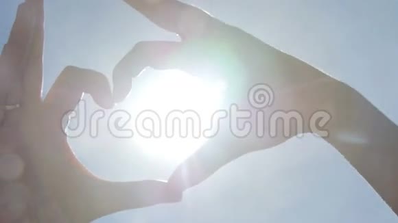 女人把手举到天空像一颗围绕太阳的心视频的预览图