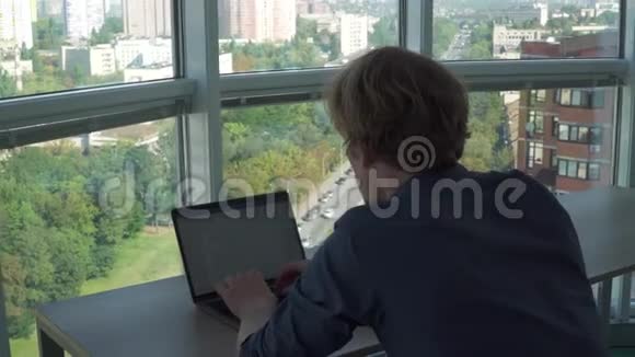 经理正在电脑窗口工作视频的预览图