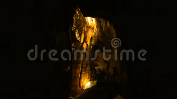 黑暗洞穴中的太阳光束视频的预览图