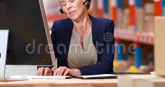 女仓库管理员在电脑上工作视频的预览图