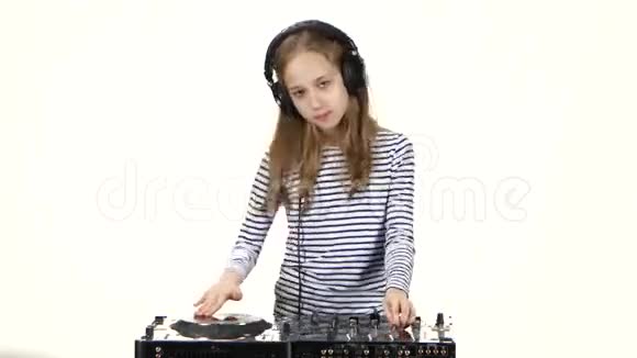 耳机里的少女DJ为控制台播放白色背景视频的预览图