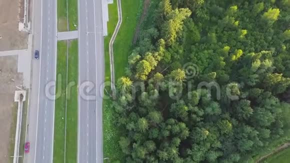 在北部常绿森林中的高速公路旁的空中观景剪辑高速公路的俯视图视频的预览图