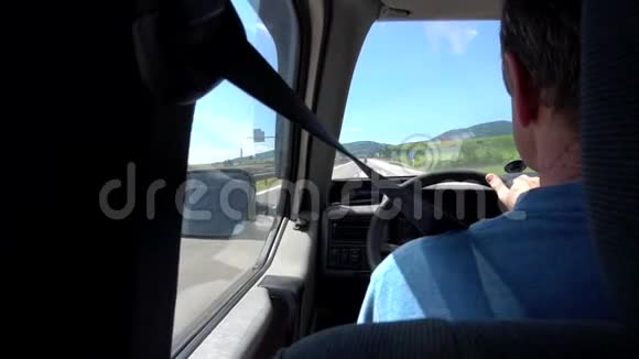 出租车司机双手握着方向盘把乘客送到机场视频的预览图