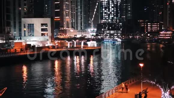迪拜码头船只上的夜景视频的预览图