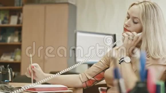 有魅力的年轻女性在办公室里打电话工作中的经理关门视频的预览图