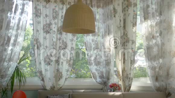 室内窗户的概念大窗户全长装饰花印花窗帘视频的预览图