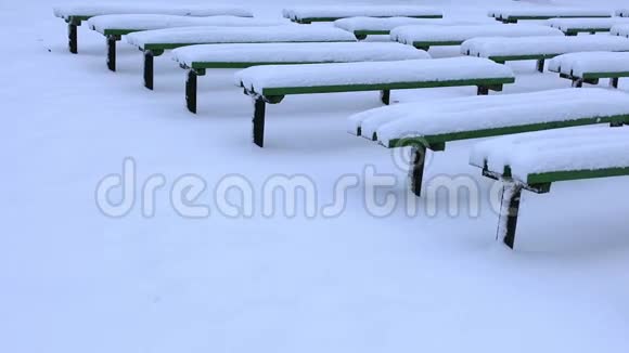 在大雪过后完全被雪覆盖的公园里的凳视频的预览图