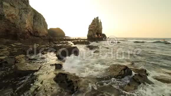 西班牙北部阿斯图里亚斯海岸Portizuelo海滩的海景视频的预览图