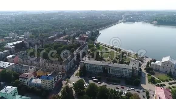 鸟瞰大教堂湖泊奎特诺皮尔乌克兰视频的预览图