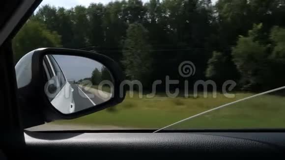 路上的现代汽车车窗外美丽的景色视频的预览图