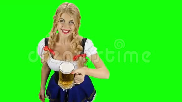穿着巴伐利亚服装的女人给啤酒和眨眼啤酒节绿色屏幕视频的预览图