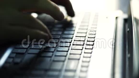 手触摸手提键盘视频的预览图
