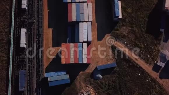大型货运中心货运卡车的航空视角视频的预览图