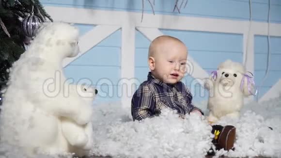 有人造雪的儿童工作室视频的预览图