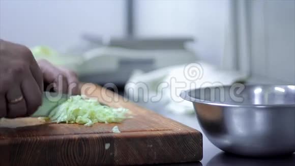 专业厨师的特写他的手用刀大致切制卷心菜做菜视频的预览图