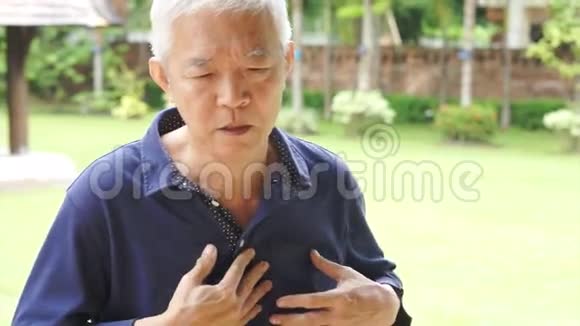 心脏病胸痛的亚裔老人视频的预览图