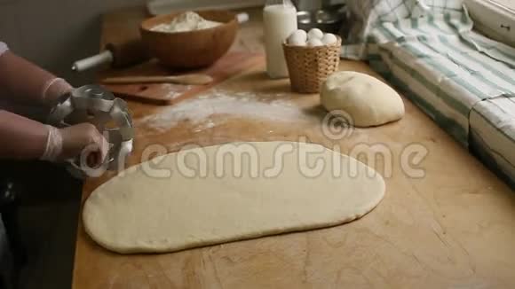厨师做小面包圈视频的预览图