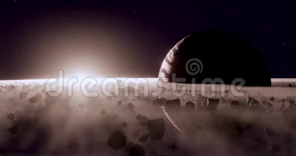 土星或木星特写带环在太阳的光线中3D渲染视频视频的预览图