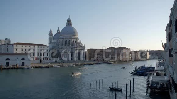 驶过威尼斯运河的摩托艇视频的预览图